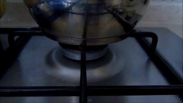 Einen Erdgasherd Einen Wasserkocher Auf Einem Brennenden Gasherd Ein Feuerzeug — Stockvideo