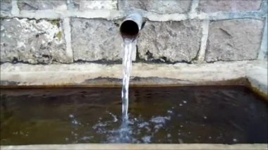 doğal akan su, saf ve temiz kaynak suyu, doğal kaynak su akan, soğuk su çeşmeleri,