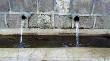 doğal akan su, saf ve temiz kaynak suyu, doğal kaynak su akan, soğuk su çeşmeleri,