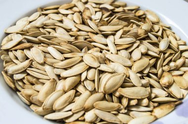 kabak çekirdeği, pan kavrulmuş taze, tüketilecek bir şekilde sağlık için kabak çekirdeği,