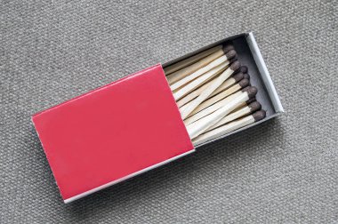 kibrit kutusu ve matchsticks, kibrit çöpü dağınık standları, bir ateş yakmak için eşleşen,