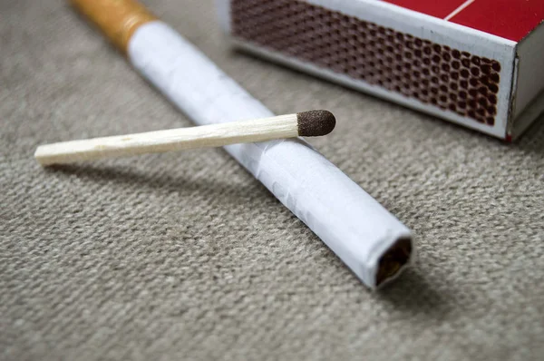 Τσιγάρο Άνθρωπος Απολαμβάνει Πριν Σας Δίνει Τις Ανησυχίες Κάνει Καρκίνο — Φωτογραφία Αρχείου