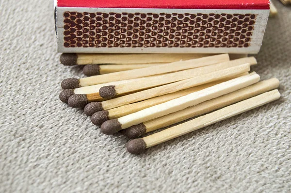 düzgün düzenlenmiş matchsticks ve kibrit kutusu resimleri,