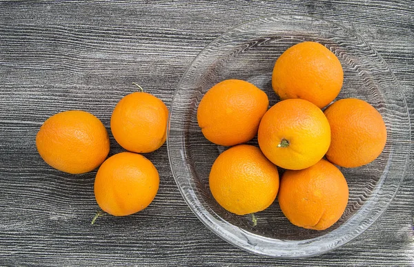 Laranjas Uma Tigela Vidro Piso Madeira — Fotografia de Stock