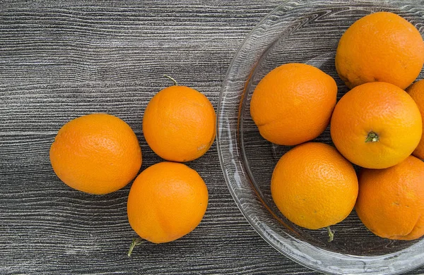 Laranjas Uma Tigela Vidro Piso Madeira — Fotografia de Stock