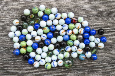 çok renkli mermer, cam mermerler ve topları resimleri.