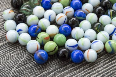 çok renkli mermer, cam mermerler ve topları resimleri.