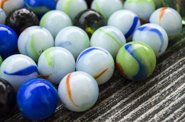 renk renk çocuk oyun mermer, cam mermerler ve topları,