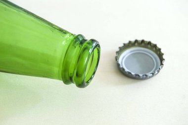 soda şişesi ve cap kapak ile soda cam şişe açmak,