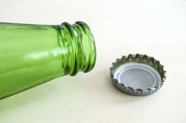 soda şişesi ve cap kapak ile soda cam şişe açmak,