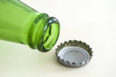 soda şişesi ve cap kapak ile soda cam şişe açmak,