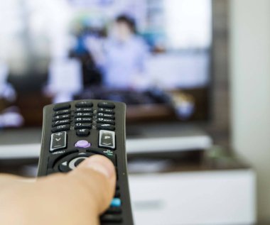 evde istirahat ve uzaktan kumanda ile evde Tv seyreden izlerken, Zap televizyon izlerken