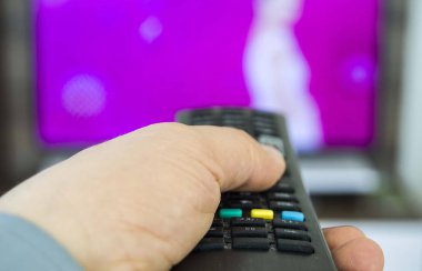 evde istirahat ve uzaktan kumanda ile evde Tv seyreden izlerken, Zap televizyon izlerken