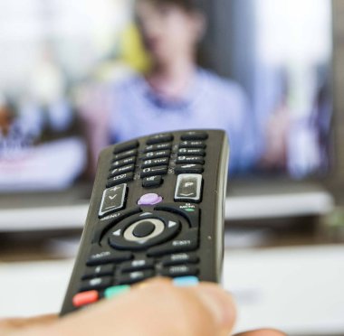 Uzaktan kumanda ile evde televizyon Hobiler izlemek için çalışan insanlar zap evde dinlenmek ve televizyon seyretmek için yapın,