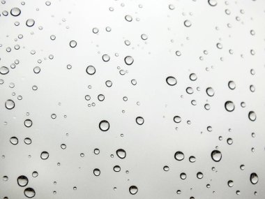 Cam, cam ve yağmur taneciklerine yakın çekim yağmur damlaları,