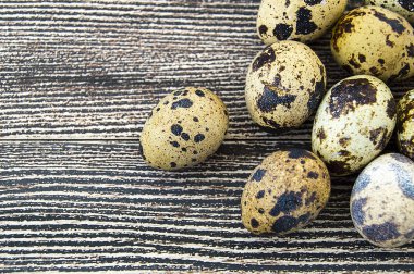 birçok Bıldırcın yumurta bir ahşap zemin üzerinde keten çanta üzerinde