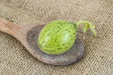 küçük kavun bebek, ama bir kaşık kadar büyük