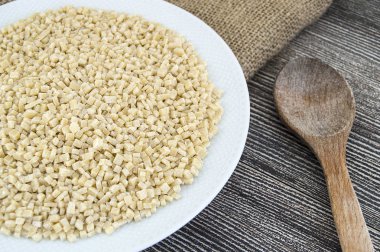 Türk tarzı ev yapımı hamur için yapım küçük küçük kesme çorbası, hamur tabak içinde ham çorba,