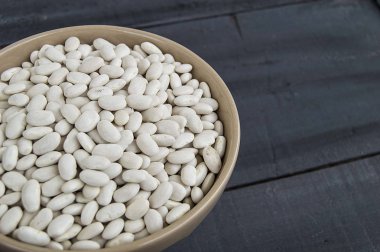 taze ve doğal kuru fasulye filizi, bir ahşap zemin üzerinde bir tabak içinde.