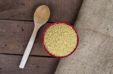 Bulgur, haşlanmış ve buğday dövülerek. Türk bulgur resimleri, Türk bulgur bulgur pilavı yapmak için kaplamalar içinde.