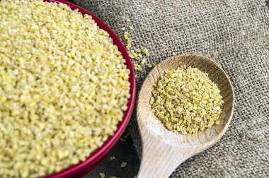 Bulgur, haşlanmış ve buğday dövülerek. Türk bulgur resimleri, Türk bulgur bulgur pilavı yapmak için kaplamalar içinde.