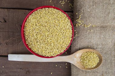 Bulgur, haşlanmış ve buğday dövülerek. Türk bulgur resimleri, Türk bulgur bulgur pilavı yapmak için kaplamalar içinde.