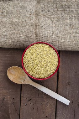 Bulgur, haşlanmış ve buğday dövülerek. Türk bulgur resimleri, Türk bulgur bulgur pilavı yapmak için kaplamalar içinde.