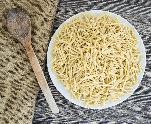 Türk tarzı ev yapımı ince çubuk şeklinde erişte resimler, tabak ham erişte,