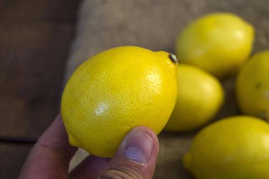 c vitamini, doğal organik limon resimleri depolamak için kışın, limon ile ahşap zeminler, bıçakta fotoğraflarını gribi el-yarım limon kesilmiş limon bol tüketmek önemlidir.