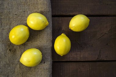 c vitamini, doğal organik limon resimleri depolamak için kışın, limon ile ahşap zeminler, bıçakta fotoğraflarını gribi el-yarım limon kesilmiş limon bol tüketmek önemlidir.
