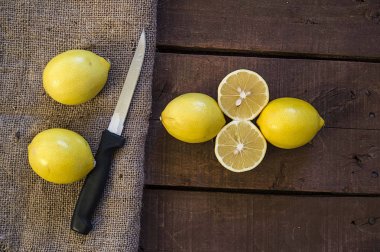 c vitamini, doğal organik limon resimleri depolamak için kışın, limon ile ahşap zeminler, bıçakta fotoğraflarını gribi el-yarım limon kesilmiş limon bol tüketmek önemlidir.