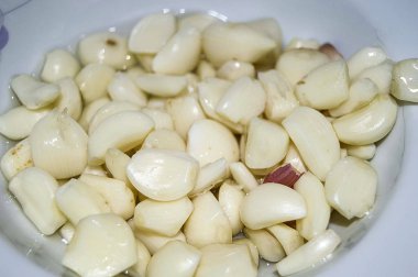 Resimler soyulmuş sarımsak, sarımsak soyulmuş ve içinde temizlenmiş plakaları,