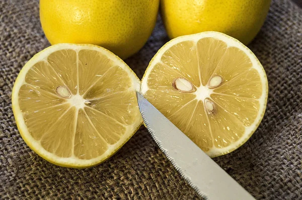 Dividindo Limão Duas Partes Iguais Cortando Limão Fresco Com Uma — Fotografia de Stock
