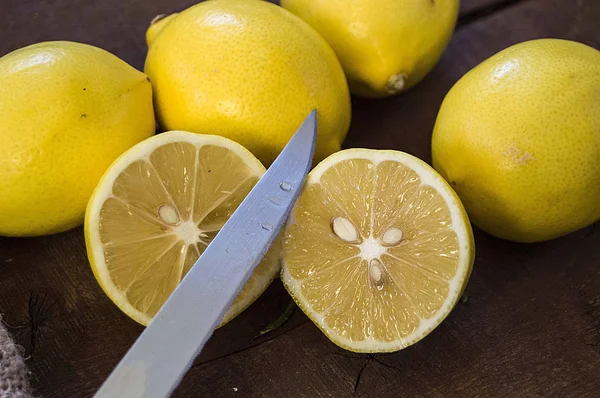 limon taze limon bir bıçak ile kesme iki eşit parçaya bölen bu kış aylarında grip için limon bol tüketmek önemlidir