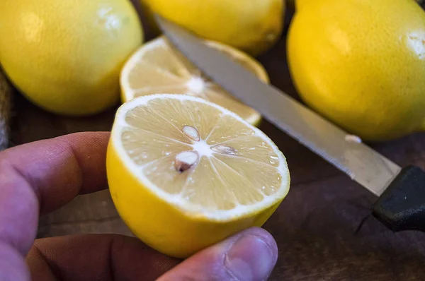 Dividindo Limão Duas Partes Iguais Cortando Limão Fresco Com Uma — Fotografia de Stock