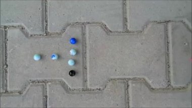 Renkli cam toplar ve çevresinde dökme mermerler toplama gardenthe çocuklarda bilgisayar oyunları çocuk oyun daha iyidir,