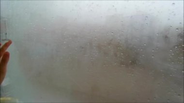 Seni seviyorum, seni dumana glassto yazma duygusal mektuplar buharlaşmış gözlükteki seviyorum buğulanmış cama yazardım,
