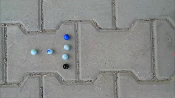 Meglio Giochi Computer Bambini Giocano Nel Giardinoi Bambini Raccogliendo Palline — Video Stock