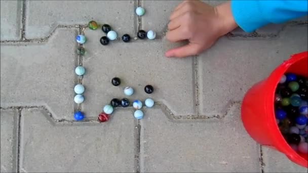 Renkli Cam Toplar Çevresinde Dökme Mermerler Toplama Gardenthe Çocuklarda Bilgisayar — Stok video