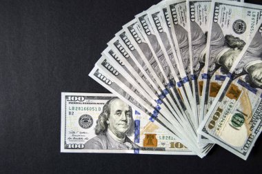 100 ABD Doları, siyah groundusd 100-yüz-dolar üzerinde ayakta birçok yüz ABD Doları Usd dolar birçok duran siyah bir arka plan