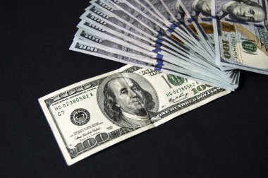 100 ABD Doları, siyah groundusd 100-yüz-dolar üzerinde ayakta birçok yüz ABD Doları Usd dolar birçok duran siyah bir arka plan