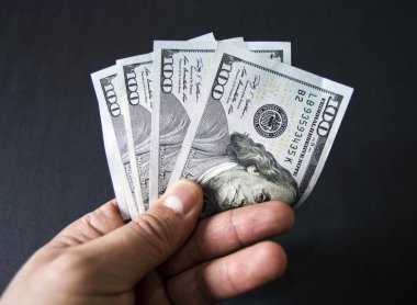 eski 100 dolar, eski yüz ABD Doları duran siyah zemin, 100 ABD Doları, siyah groundusd 100 - yüz-dolar, siyah bir arka plan Usd dollars100 ABD kağıt banknot, birçok kağıt hundre birçok ayakta duran birçok yüz ABD Doları