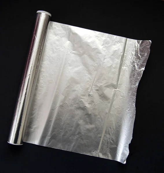 Алюминиевая Фольга Используемая Приготовления Пищи Кухне Стоит Черном Полу — стоковое фото