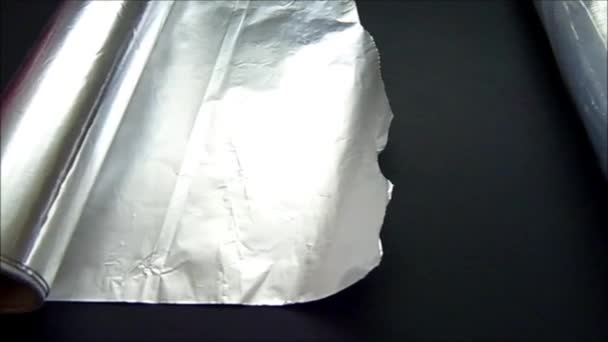 Aluminiumfolie Används För Matlagning Köket Står Golvet Svart — Stockvideo