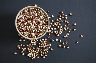 Her ne kadar bir siyah arka plan üzerine döktü plaka içinde Kuru börülce standları,