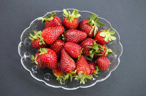 Plato Lleno Fresas Maduras Fondo Negro Molido — Foto de Stock