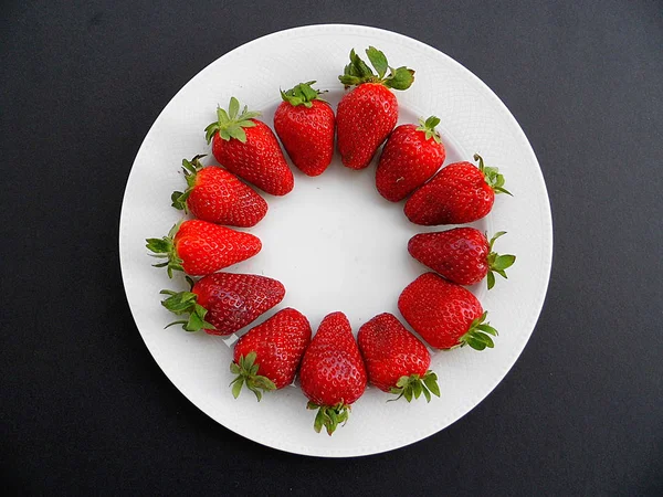 Der Erdbeersaison Der Teller Voller Erdbeerfrüchte — Stockfoto