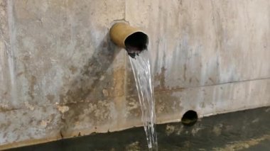 su havuzdan havuza akan su akan Çeşme,