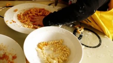bir bebek makarna masada yiyor, bebek el kasları geliştirir,