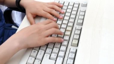 Genç Türk için klavyeyi kullanarak Türk F bilgisayar klavye ile yazma 